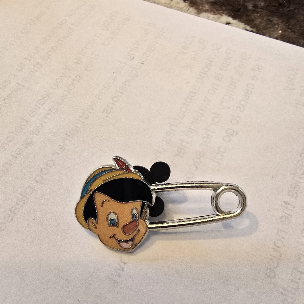 Disney Pin 107996 HKDL Safety Pinocchio Hong Kong Disneyland Silver tone metal